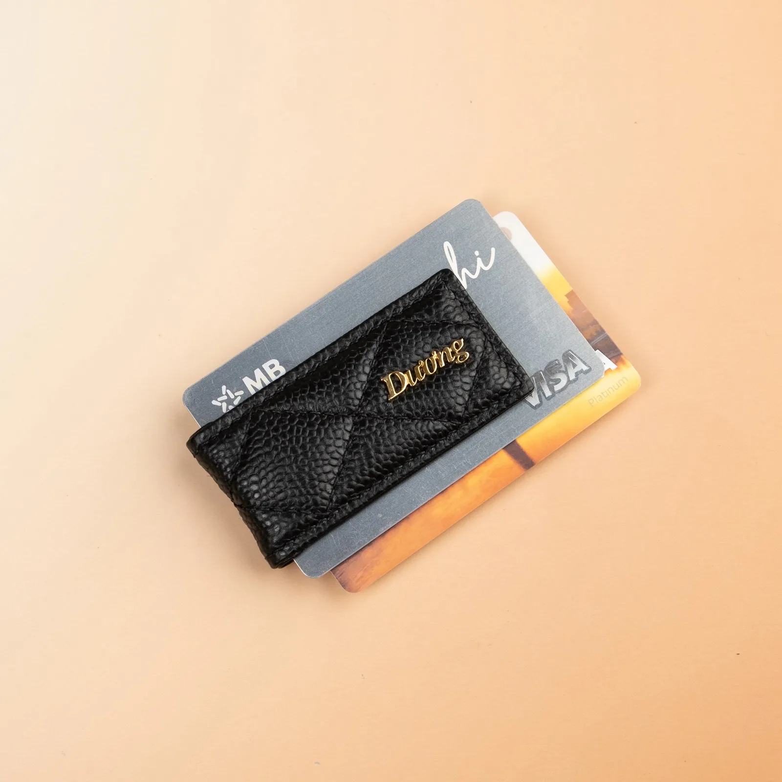 Ảnh Lifestyle Kẹp tiền nam châm da Caviar chần trám màu đen - Koi Leather