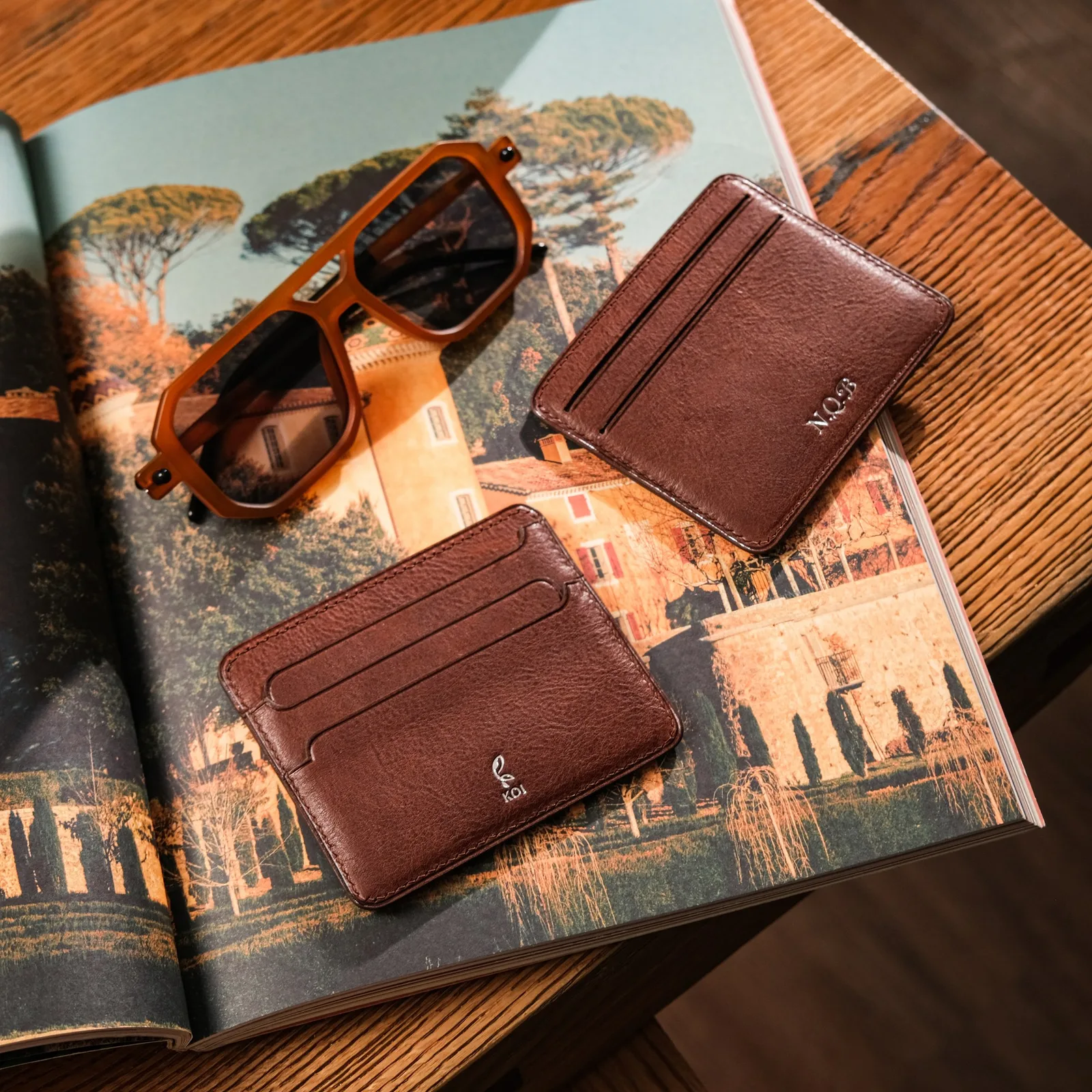 Ảnh Lifestyle Ví đựng thẻ Senot da Minerva Box màu nâu Tabacco - Koi Leather