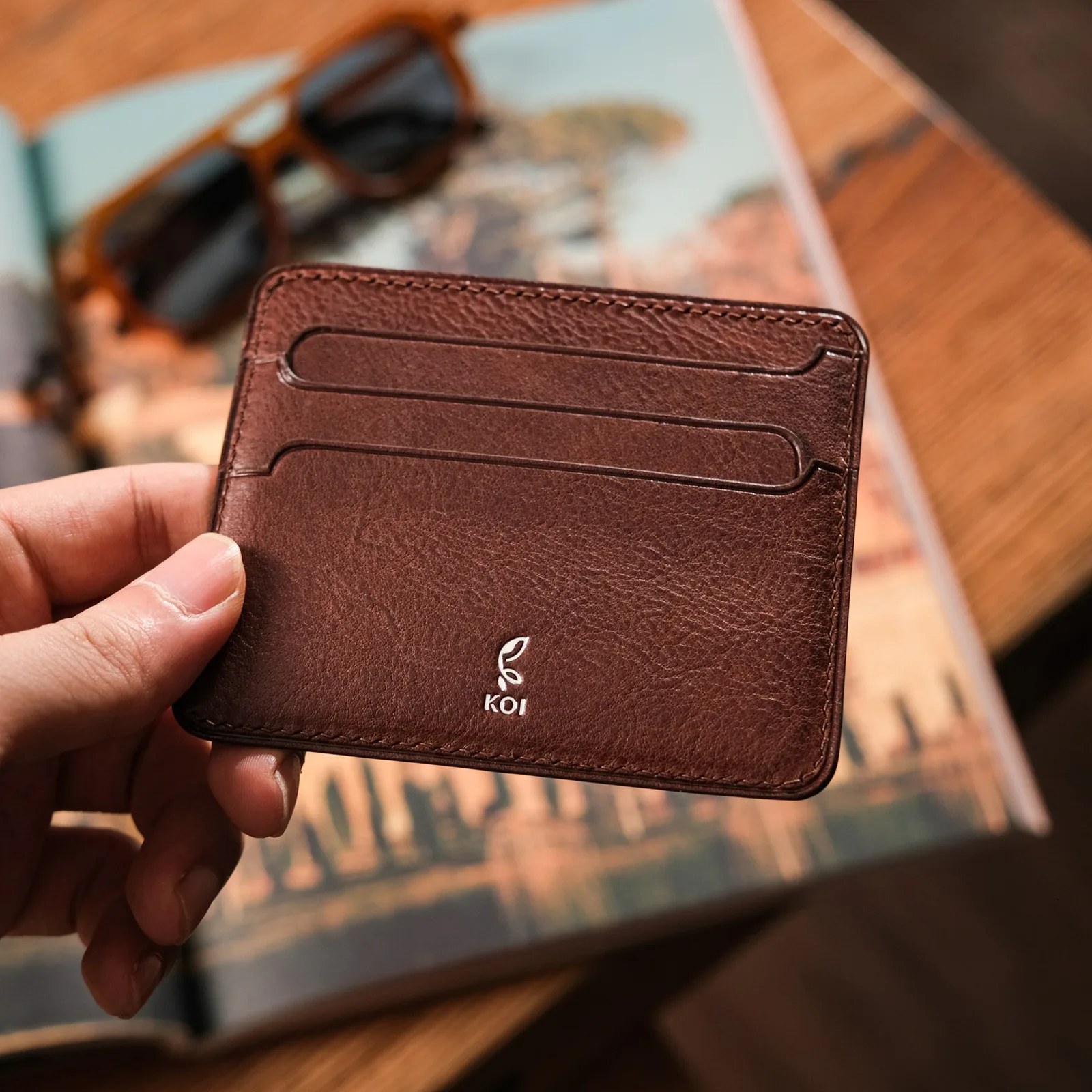 Ảnh Lifestyle Ví đựng thẻ Senot da Minerva Box màu nâu Tabacco - Koi Leather