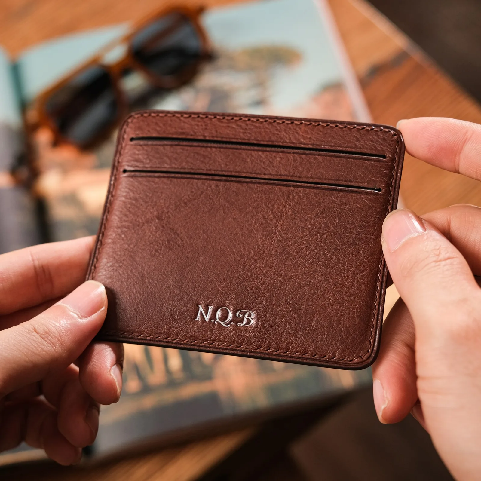 Ảnh Lifestyle Ví đựng thẻ Senot da Minerva Box màu nâu Tabacco - Koi Leather