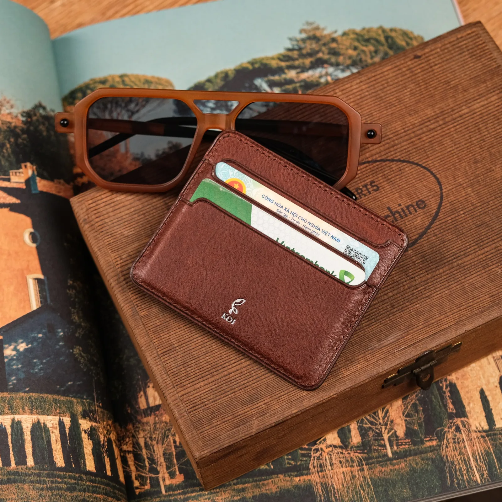 Ảnh Lifestyle Ví đựng thẻ Senot da Minerva Box màu nâu Tabacco - Koi Leather