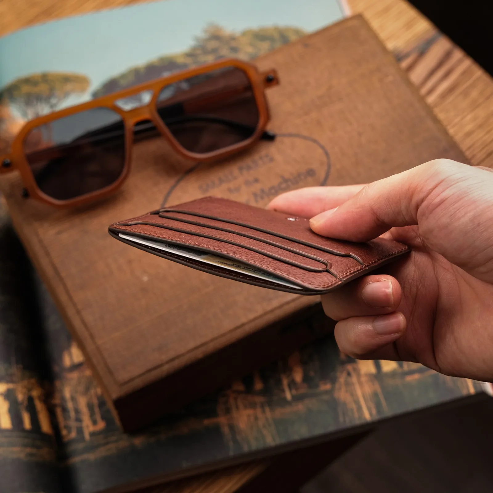 Ảnh Lifestyle Ví đựng thẻ Senot da Minerva Box màu nâu Tabacco - Koi Leather
