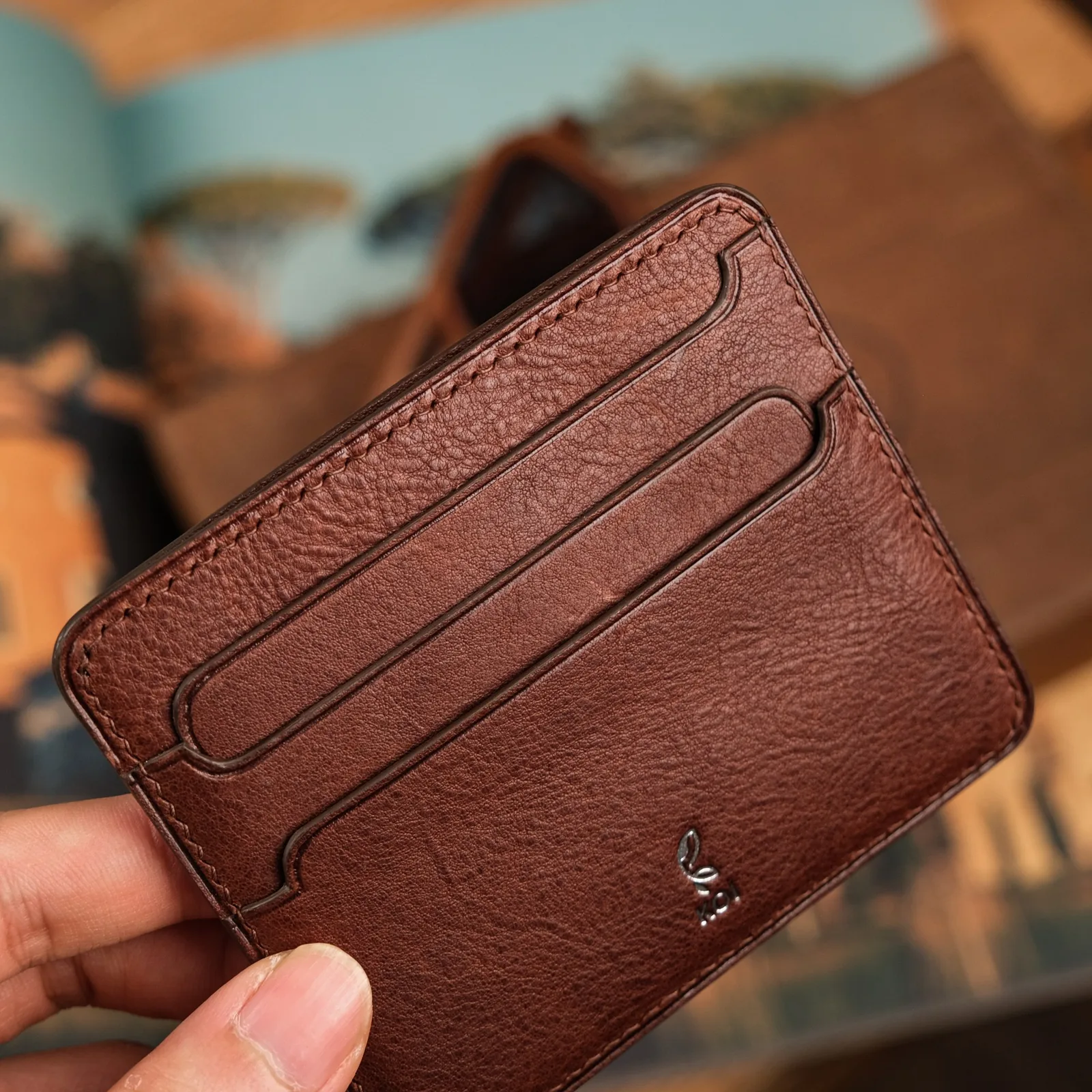 Ảnh Lifestyle Ví đựng thẻ Senot da Minerva Box màu nâu Tabacco - Koi Leather