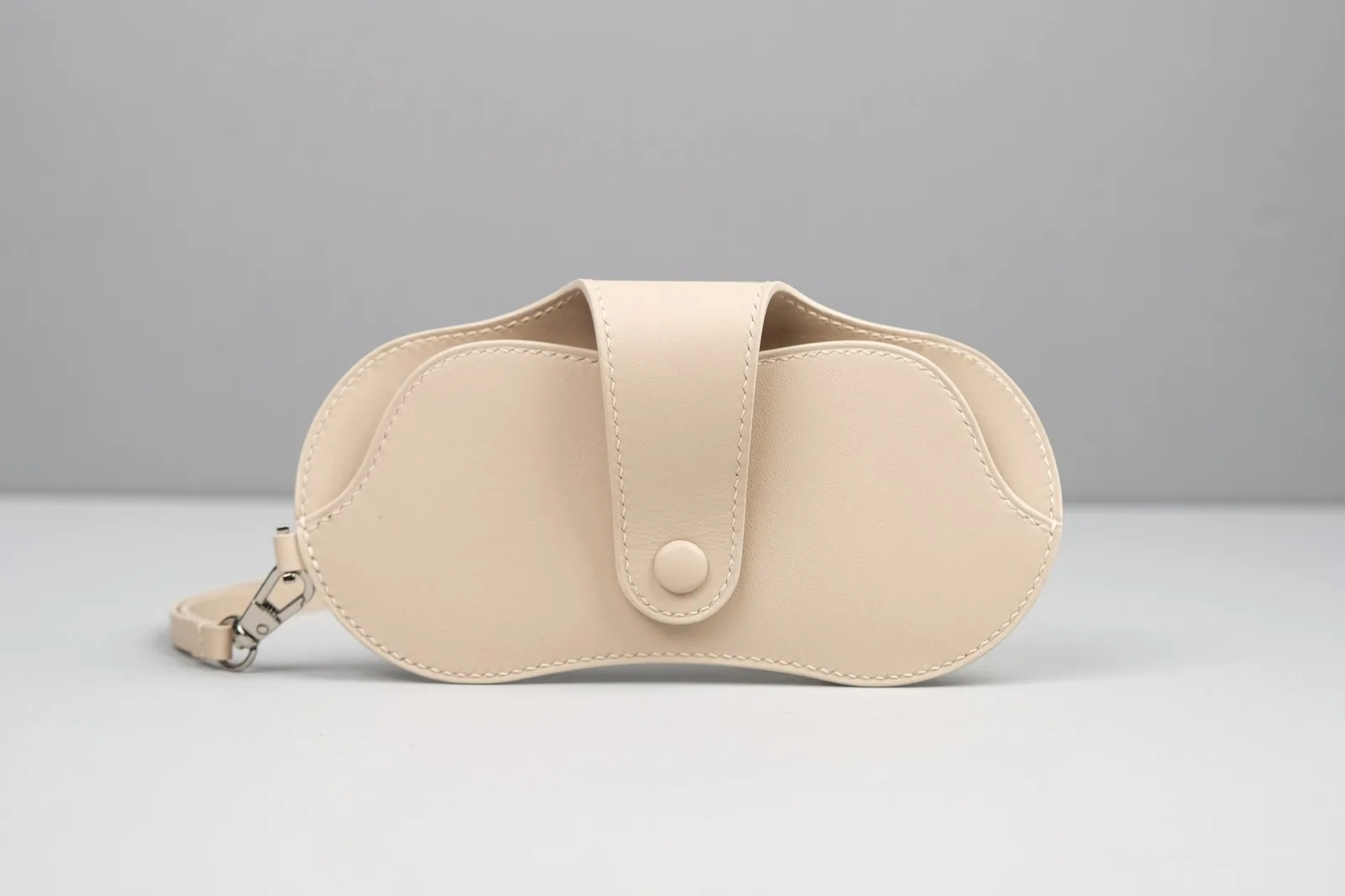 Ảnh Studio Bao da đựng kính mắt đeo cổ dáng cong nắp bấm - Koi Leather