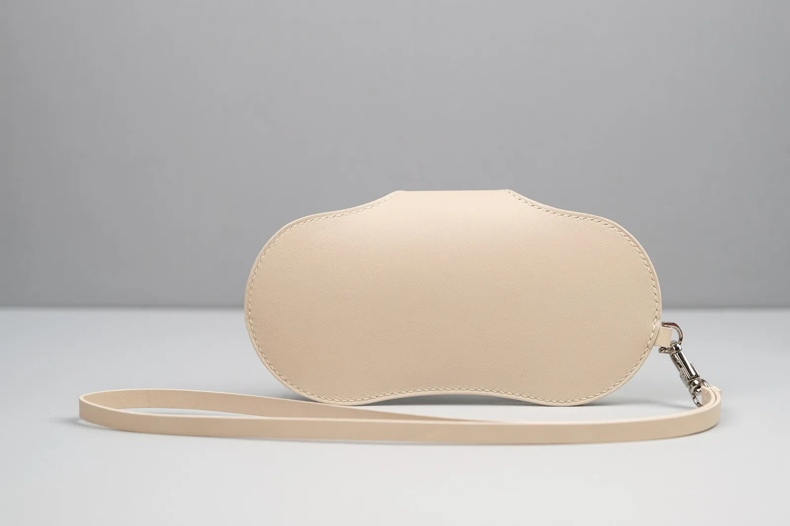 Ảnh Studio Bao da đựng kính mắt đeo cổ dáng cong nắp bấm - Koi Leather
