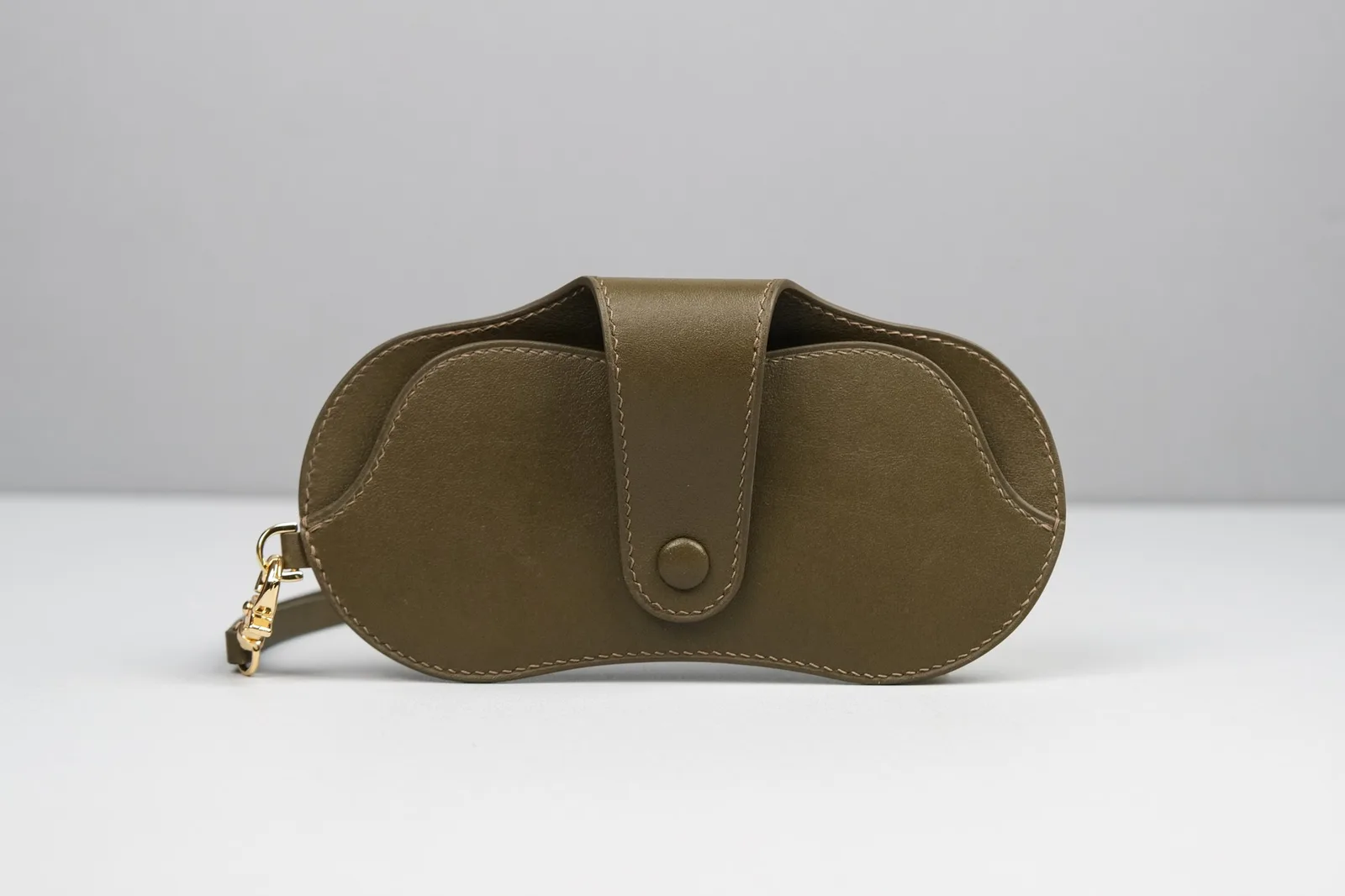 Ảnh Studio Bao da đựng kính mắt đeo cổ dáng cong nắp bấm - Koi Leather