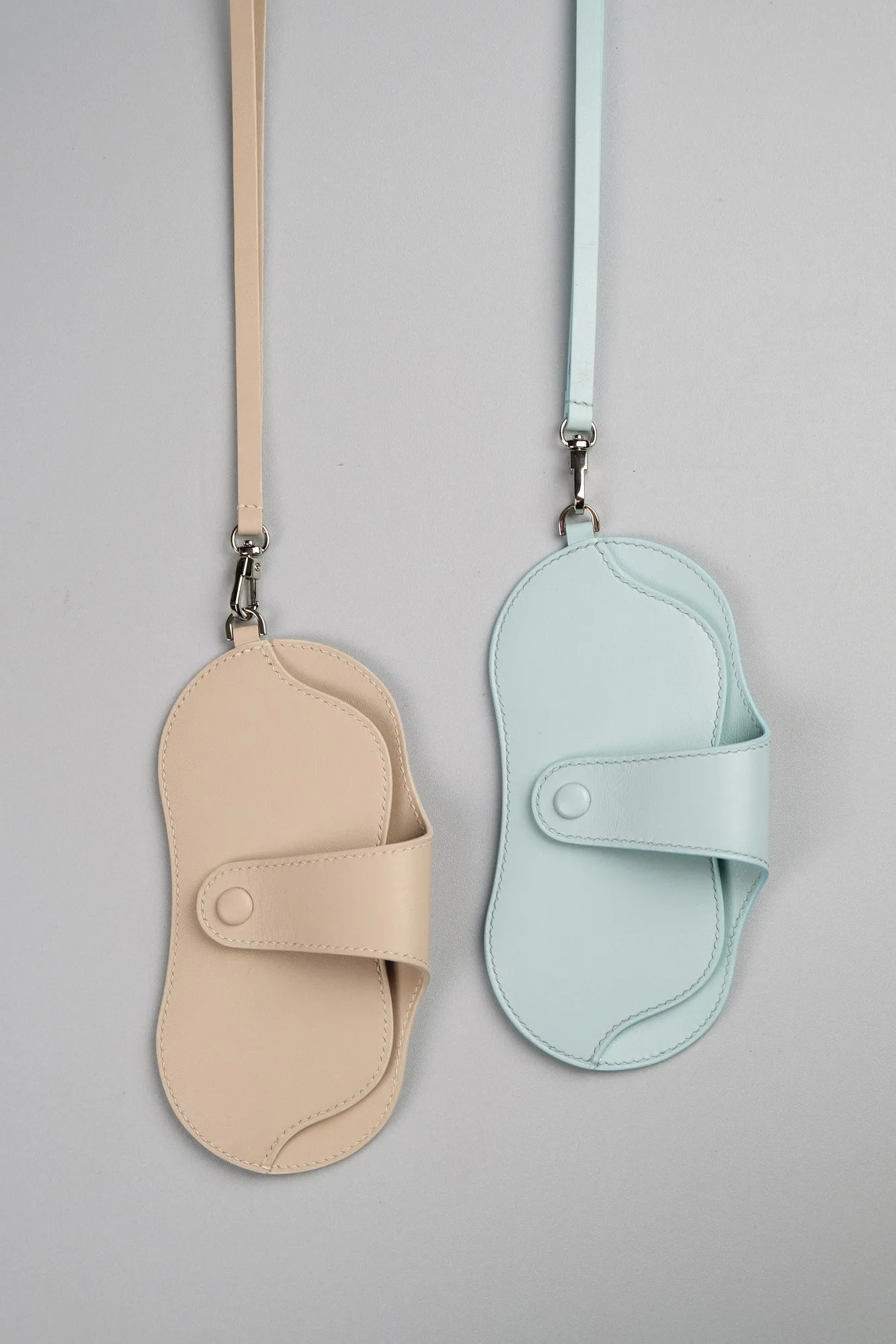 Ảnh Studio Bao da đựng kính mắt đeo cổ dáng cong nắp bấm - Koi Leather