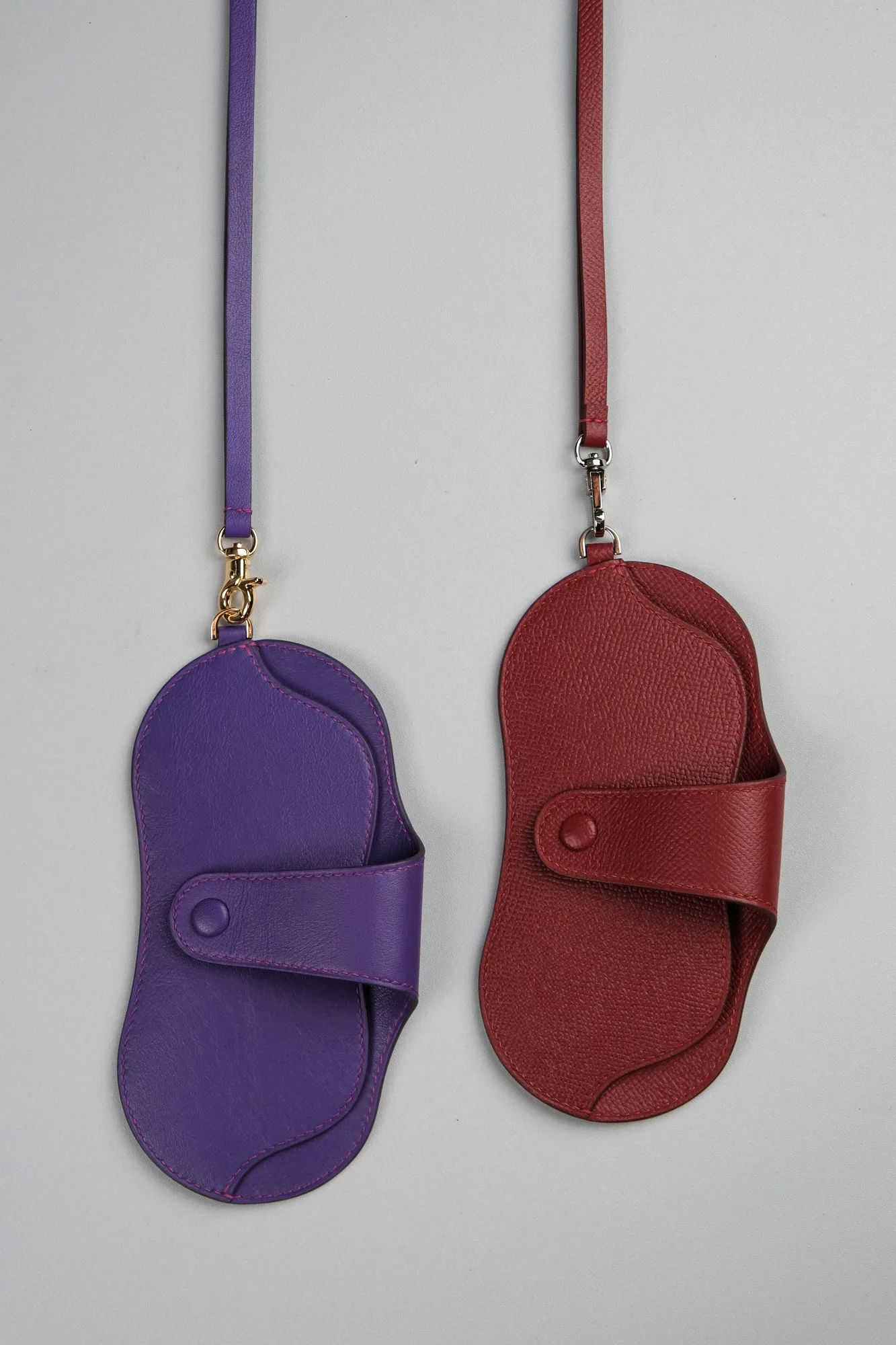 Ảnh Studio Bao da đựng kính mắt đeo cổ dáng cong nắp bấm - Koi Leather