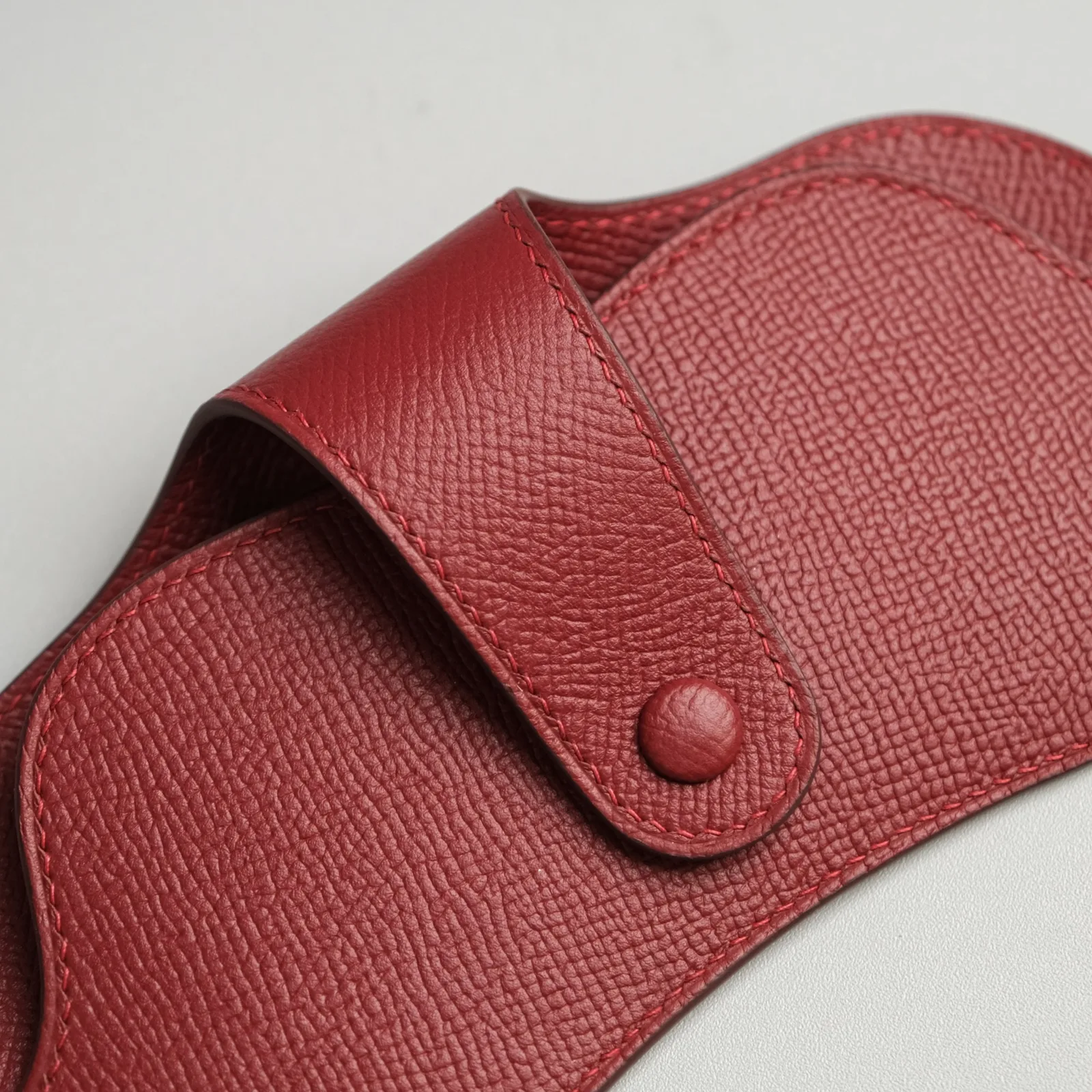 Ảnh Studio Bao da đựng kính mắt đeo cổ dáng cong nắp bấm - Koi Leather
