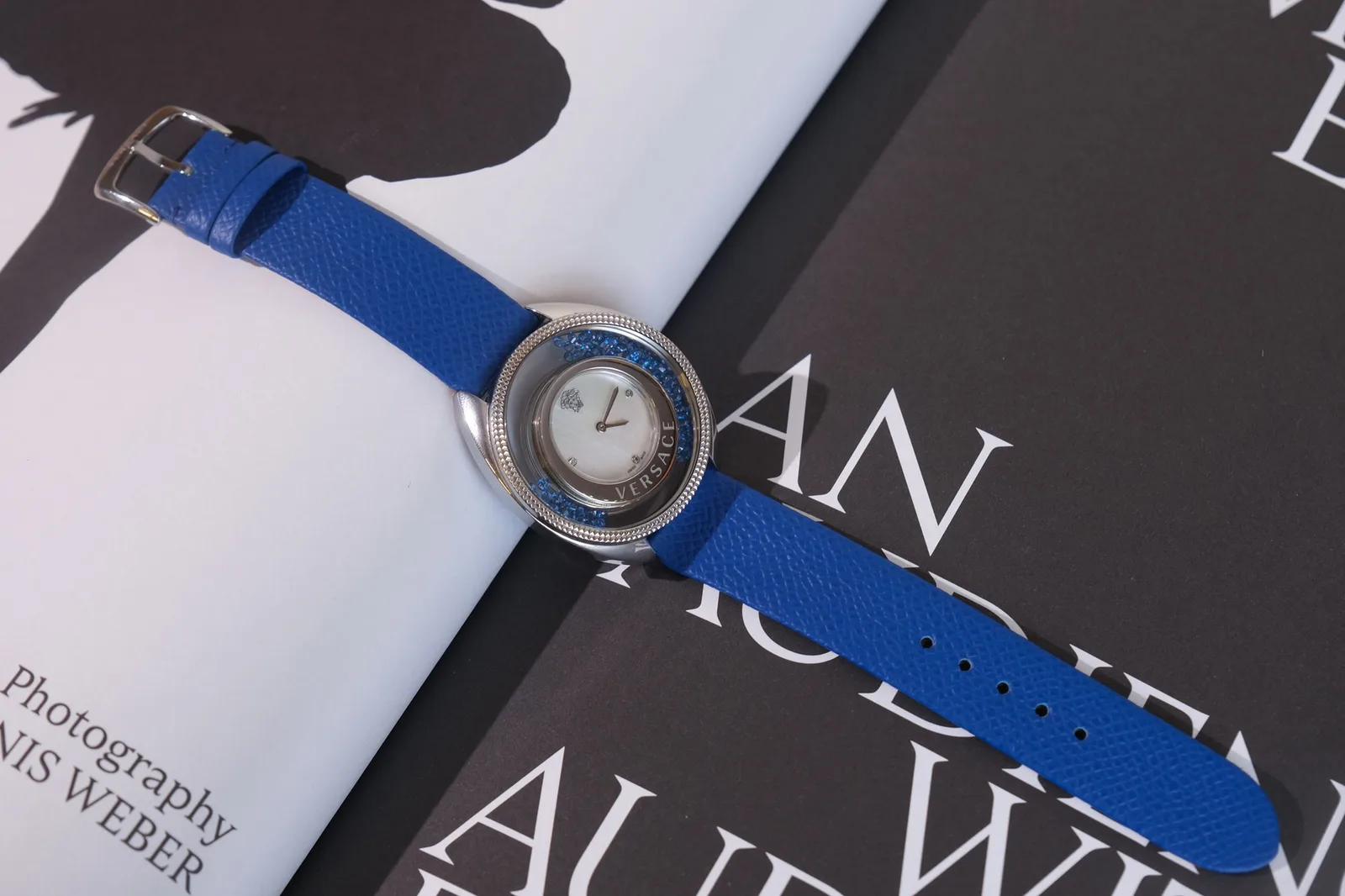 Ảnh Lifestyle Dây đồng hồ da Epsom màu xanh dương cho Versace - Koi Leather