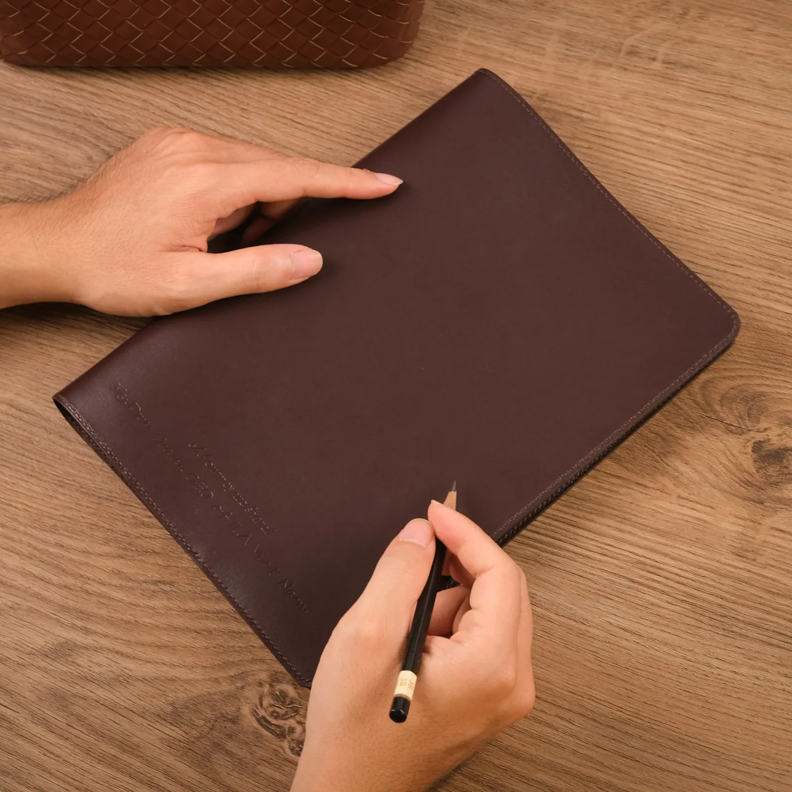 Ảnh Studio Bìa Sổ Nâu - KOI Leather