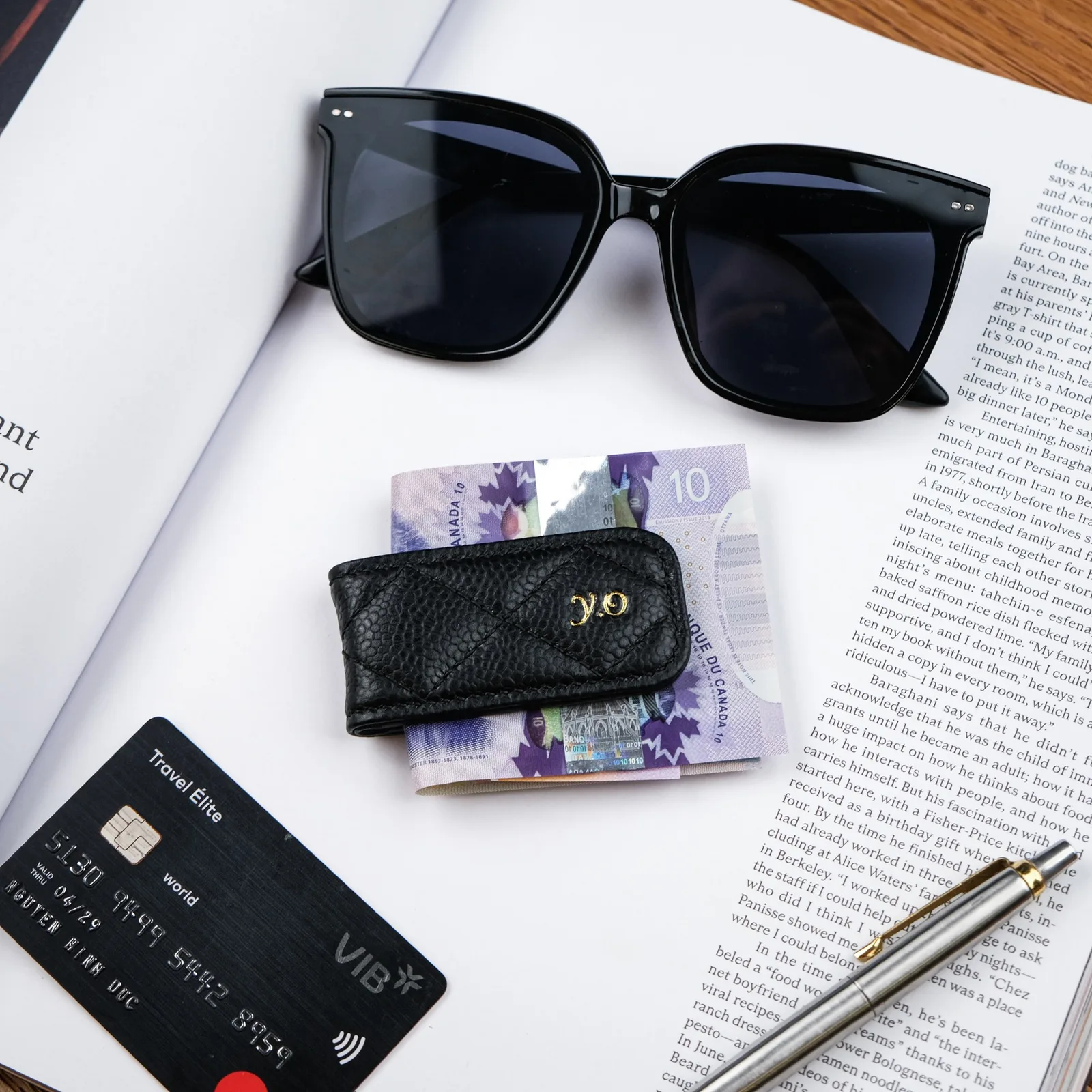 Ảnh Lifestyle Kẹp tiền da Caviar chần trám màu đen - Koi Leather