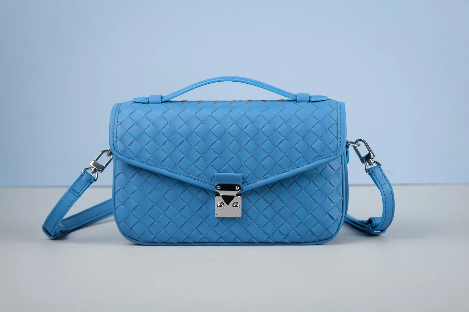 Ảnh Studio Túi da đan nắp gập quai xách màu xanh dương - Koi Leather