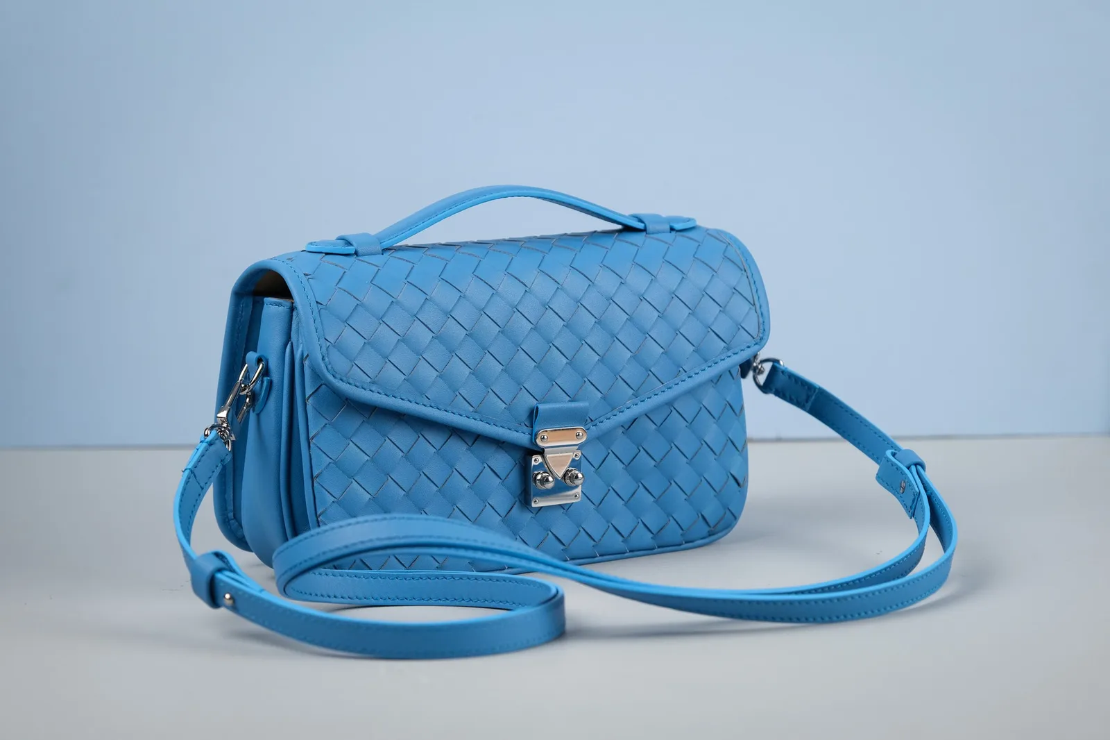 Ảnh Studio Túi da đan nắp gập quai xách màu xanh dương - Koi Leather
