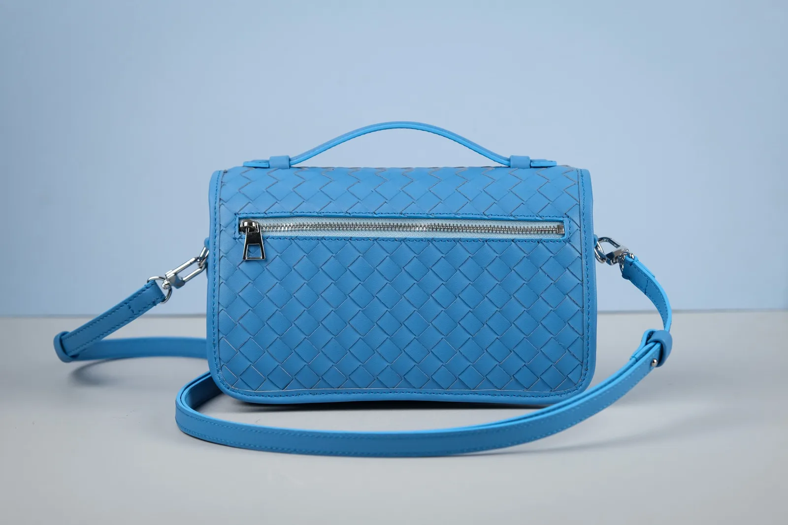 Ảnh Studio Túi da đan nắp gập quai xách màu xanh dương - Koi Leather
