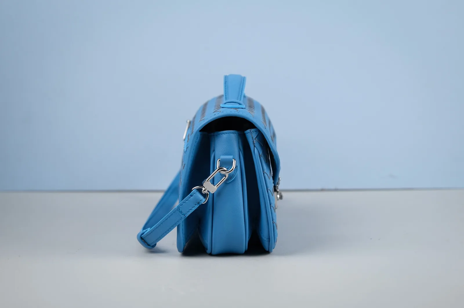 Ảnh Studio Túi da đan nắp gập quai xách màu xanh dương - Koi Leather