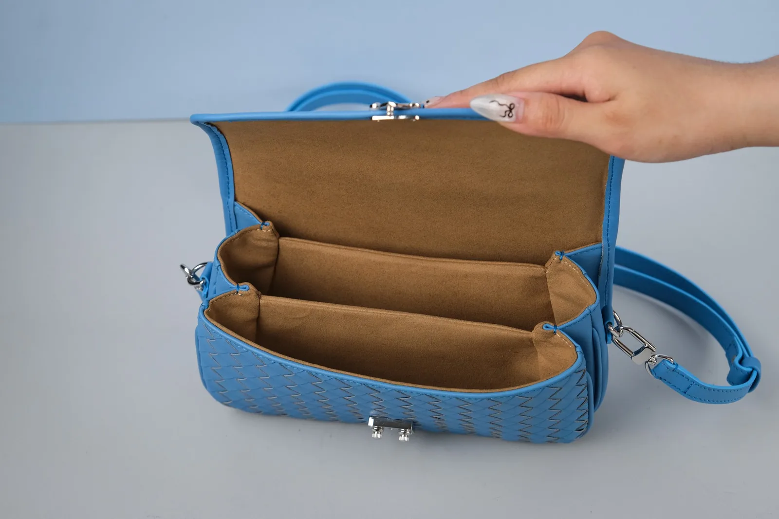Ảnh Studio Túi da đan nắp gập quai xách màu xanh dương - Koi Leather