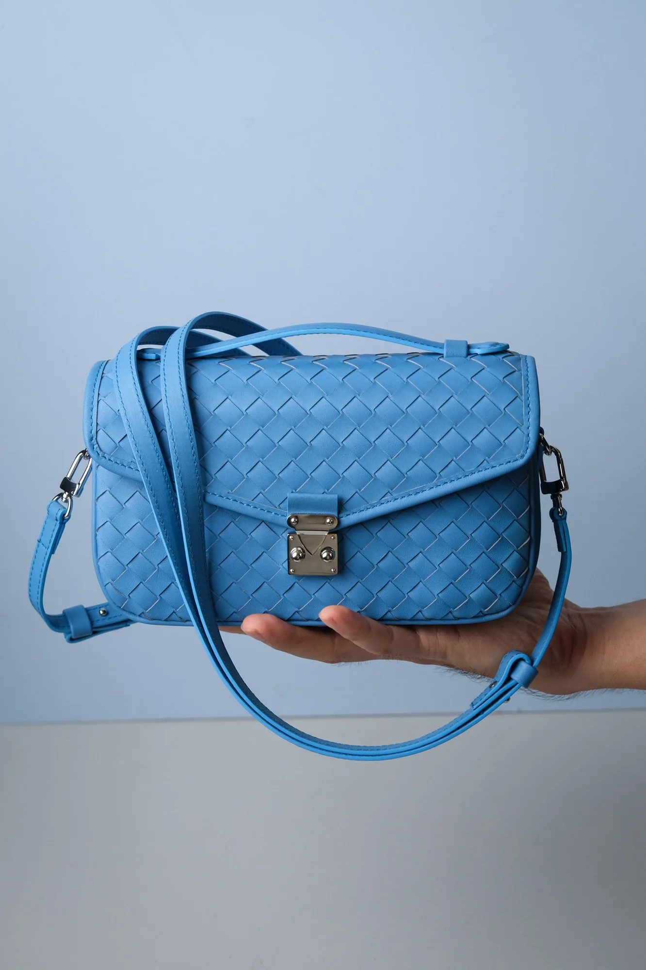 Ảnh Lifestyle Túi da đan nắp gập quai xách màu xanh dương - Koi Leather
