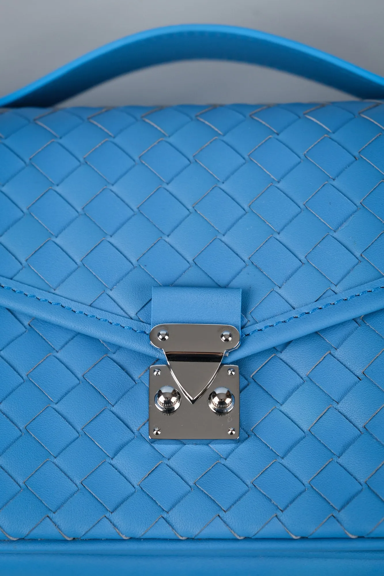 Ảnh Studio Túi da đan nắp gập quai xách màu xanh dương - Koi Leather