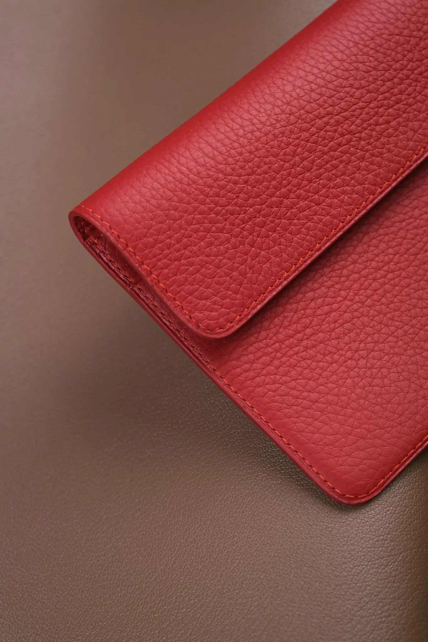 Ảnh Studio Ví da đỏ - Koi Leather