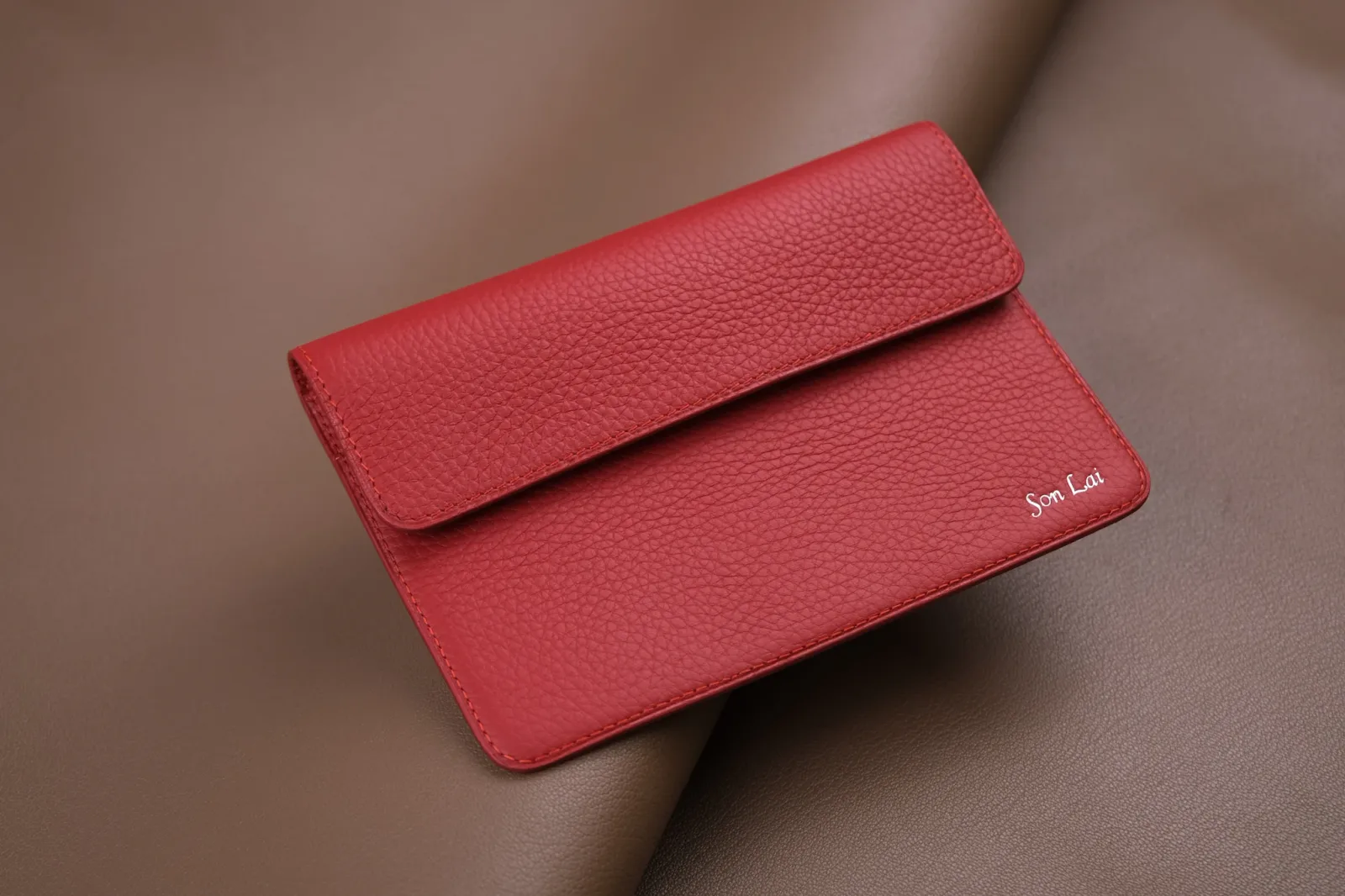 Ảnh Studio Ví da đỏ - Koi Leather