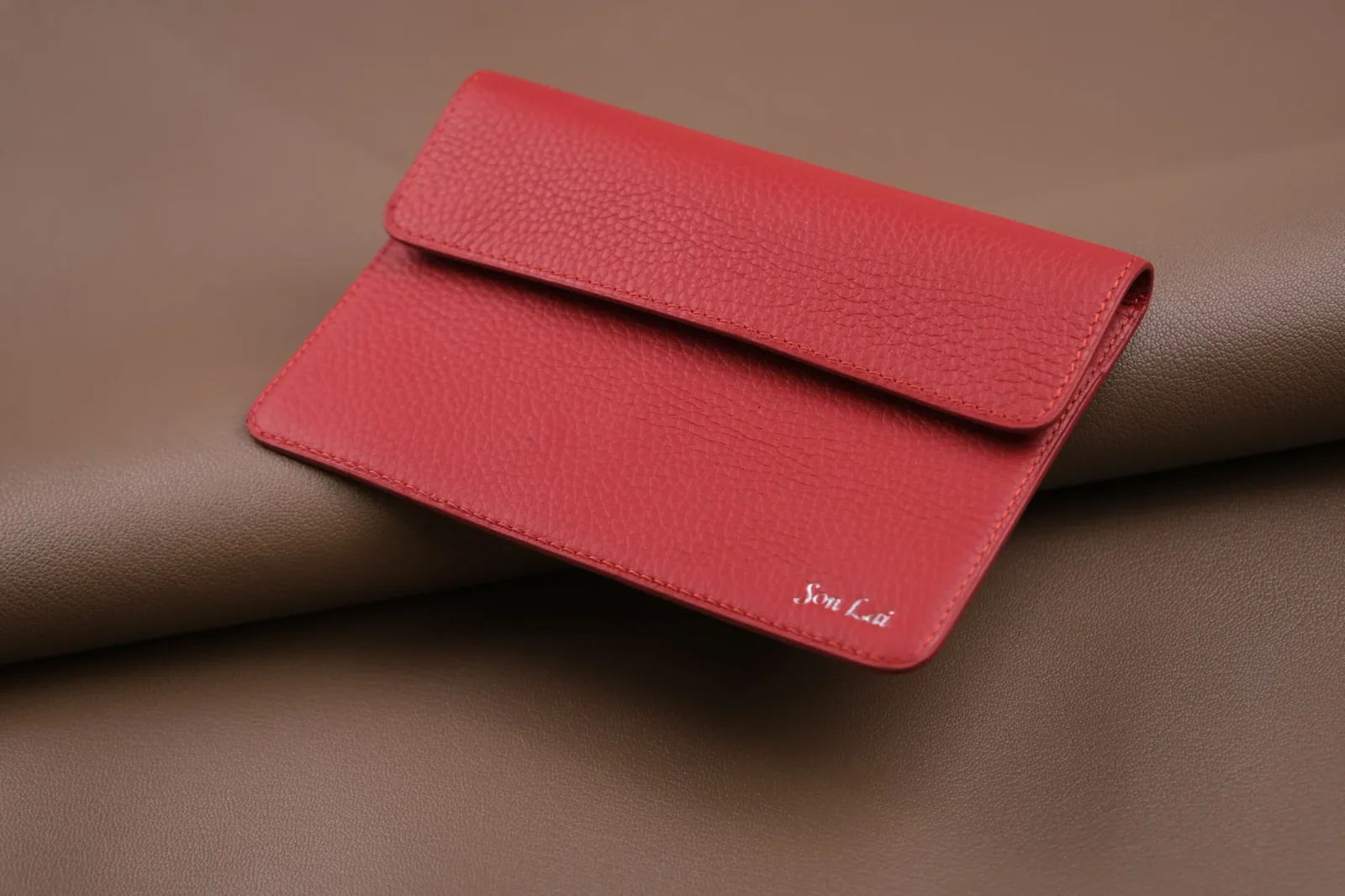 Ảnh Studio Ví da đỏ - Koi Leather