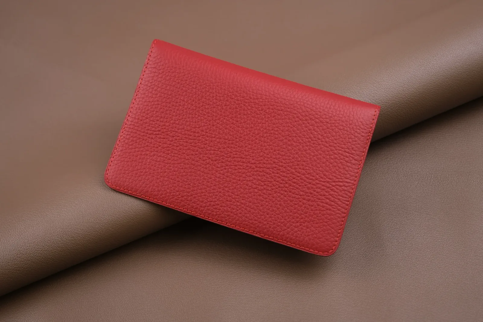 Ảnh Studio Ví da đỏ - Koi Leather