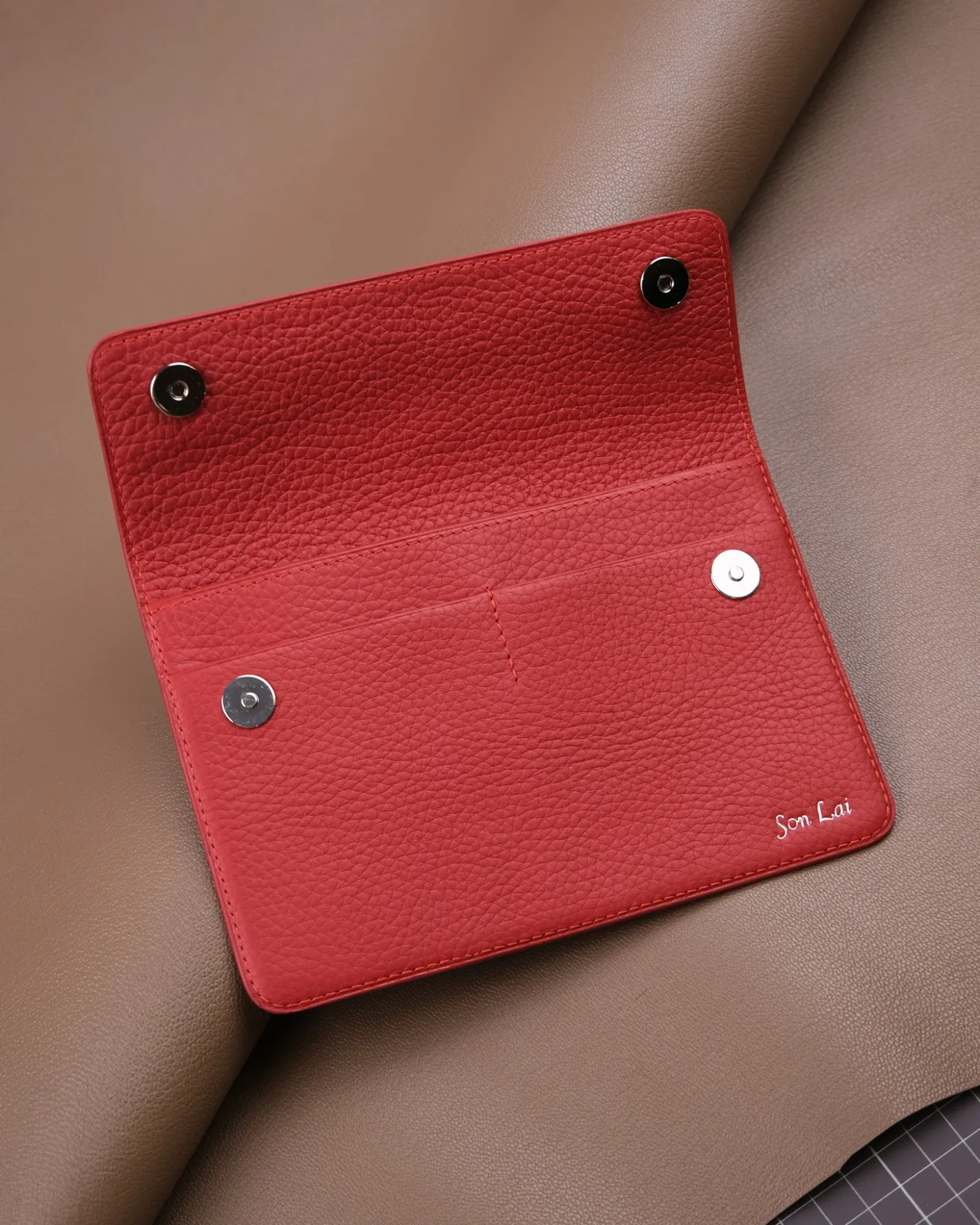 Ảnh Studio Ví da đỏ - Koi Leather