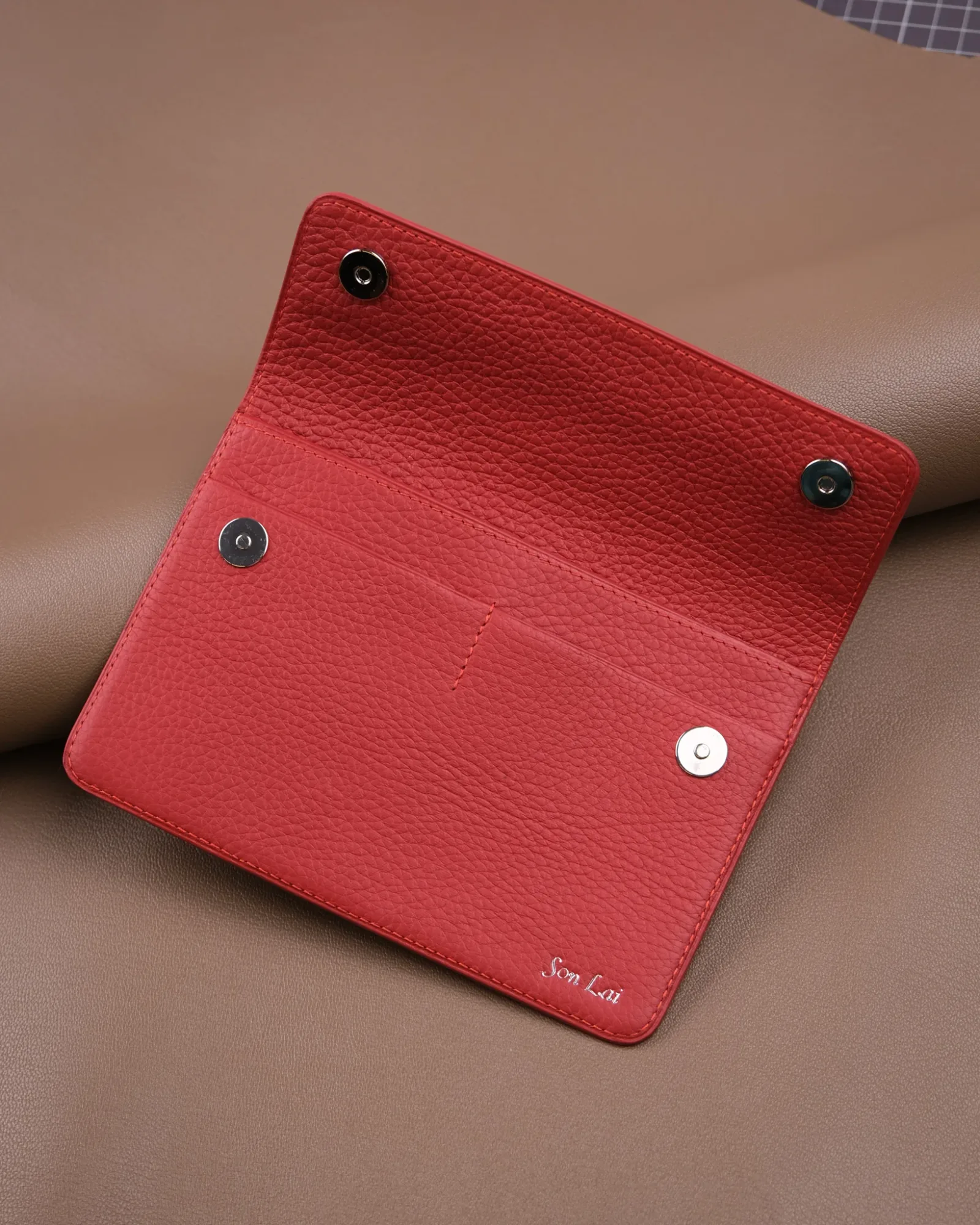 Ảnh Studio Ví da đỏ - Koi Leather