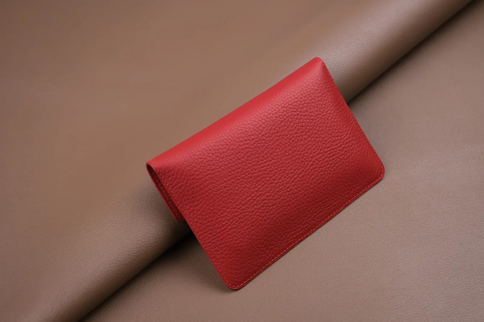 Ảnh Studio Ví da đỏ - Koi Leather