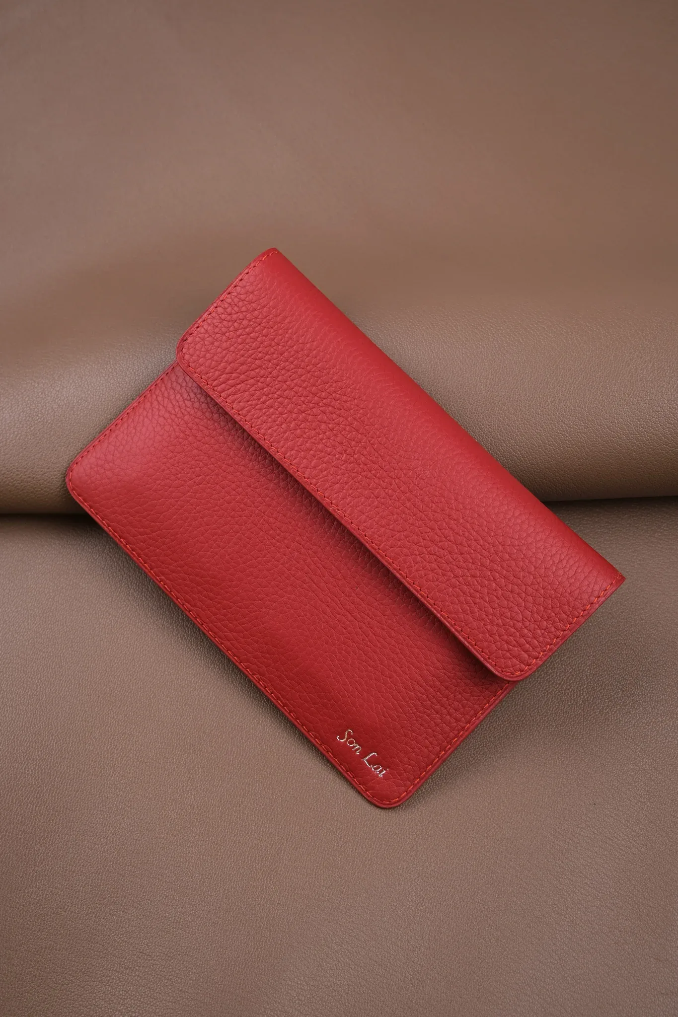 Ảnh Studio Ví da đỏ - Koi Leather
