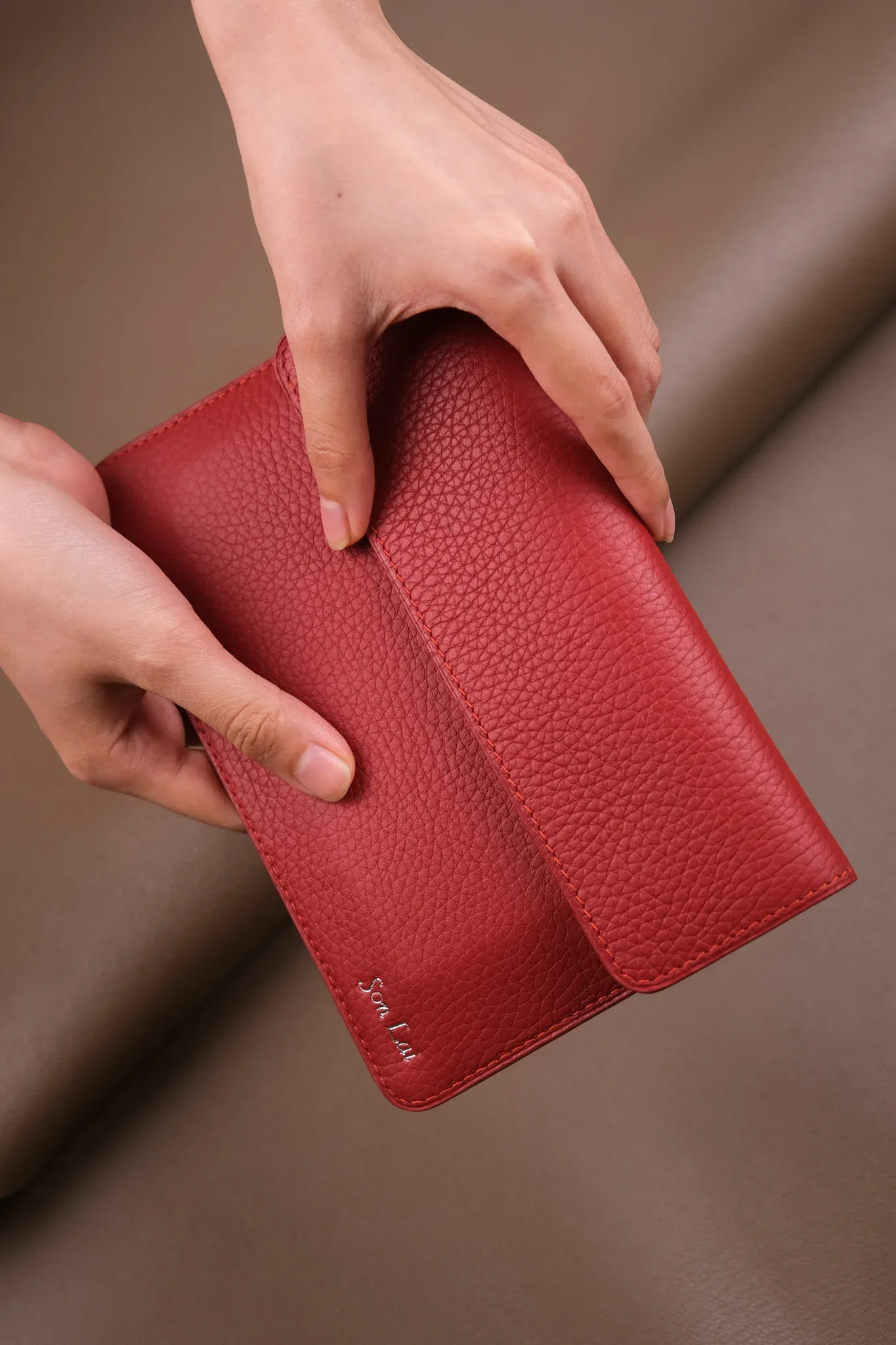 Ảnh Studio Ví da đỏ - Koi Leather