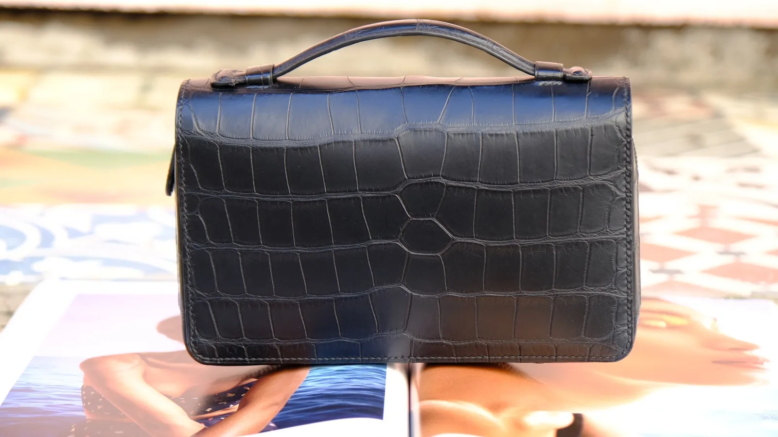 Ảnh Studio Clutch da cá sấu màu đen phối lót Epsom có quai xách - Koi Leather