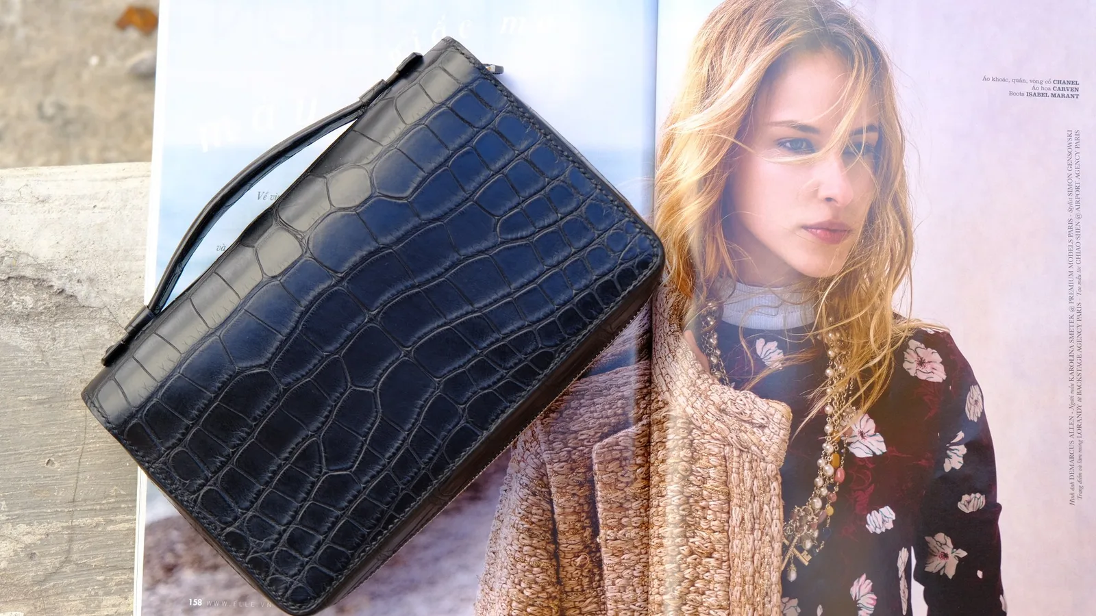 Ảnh Lifestyle Clutch da cá sấu màu đen phối lót Epsom có quai xách - Koi Leather