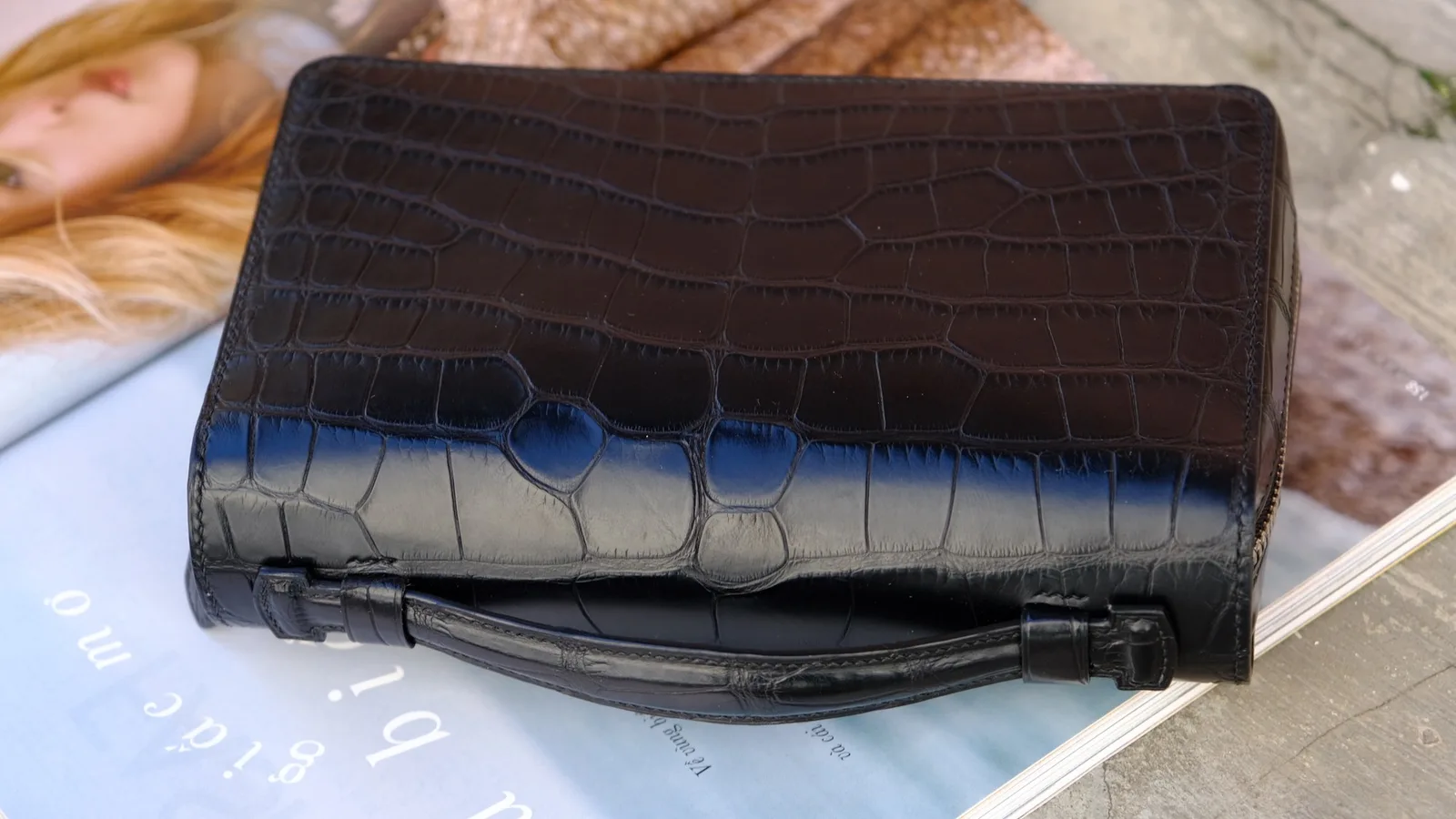 Ảnh Studio Clutch da cá sấu màu đen phối lót Epsom có quai xách - Koi Leather
