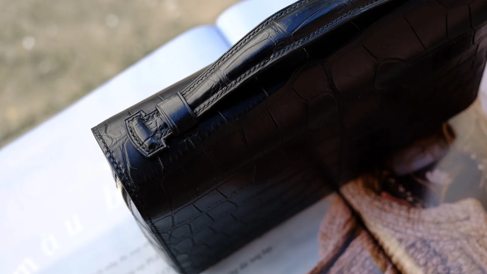 Ảnh Studio Clutch da cá sấu màu đen phối lót Epsom có quai xách - Koi Leather