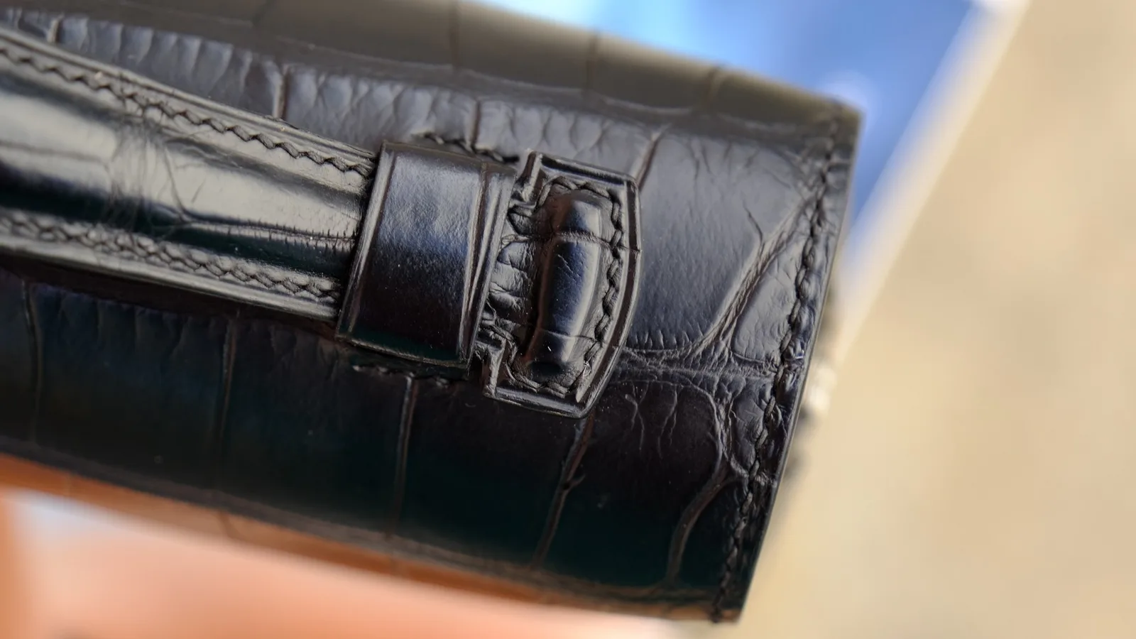 Ảnh Studio Clutch da cá sấu màu đen phối lót Epsom có quai xách - Koi Leather