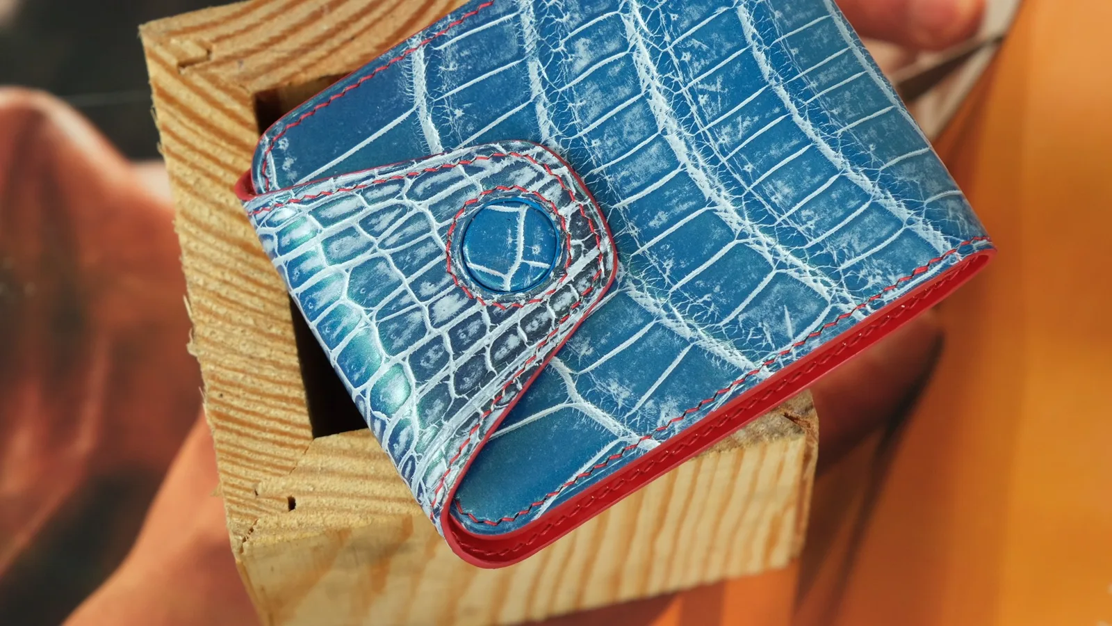 Ảnh Studio Ví da cá sấu màu xanh phối lót đỏ có quai gài - Koi Leather