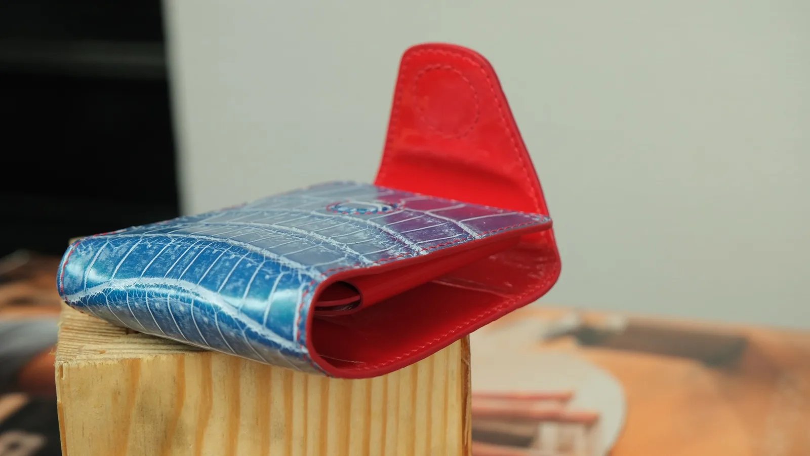Ảnh Studio Ví da cá sấu màu xanh phối lót đỏ có quai gài - Koi Leather
