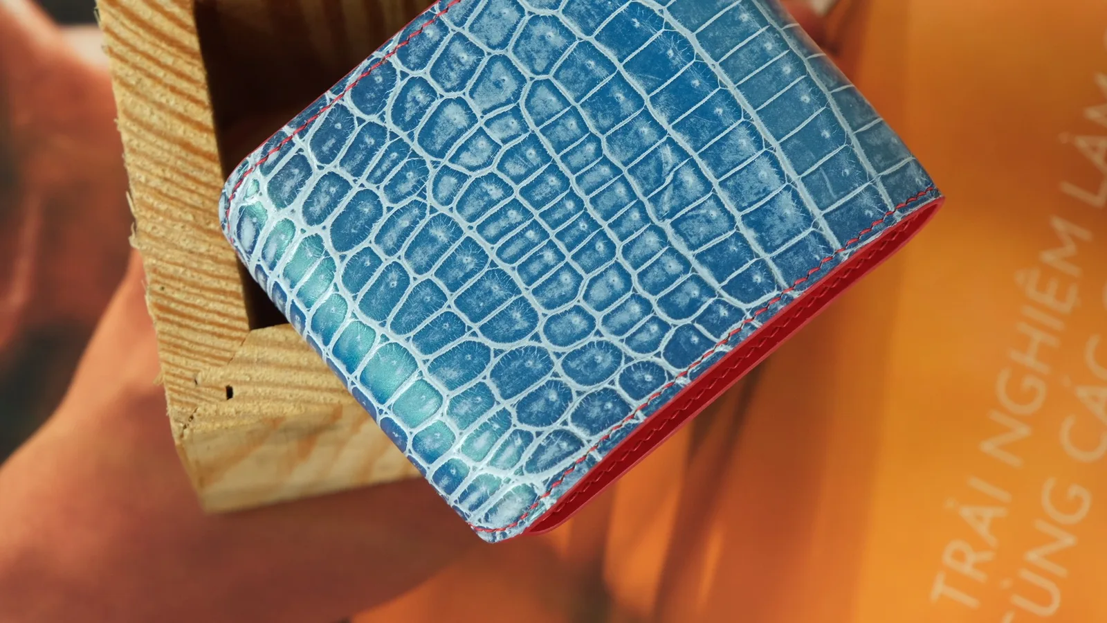 Ảnh Studio Ví da cá sấu màu xanh phối lót đỏ có quai gài - Koi Leather