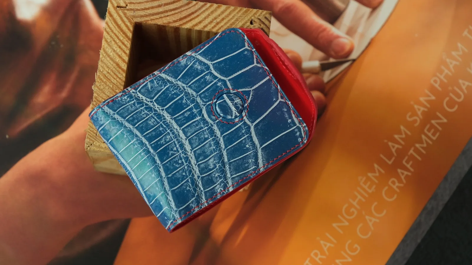 Ảnh Studio Ví da cá sấu màu xanh phối lót đỏ có quai gài - Koi Leather