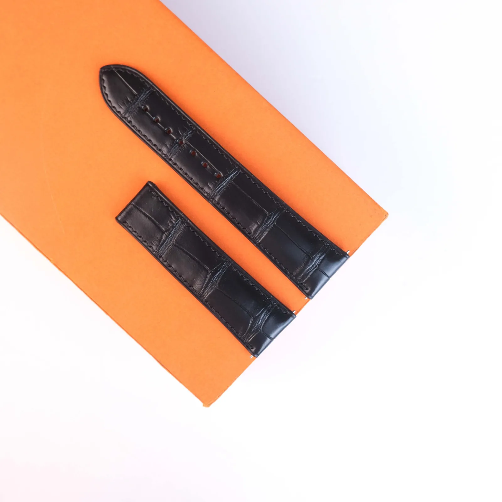 Ảnh Studio Dây đồng hồ da cá sấu màu đen - Koi Leather