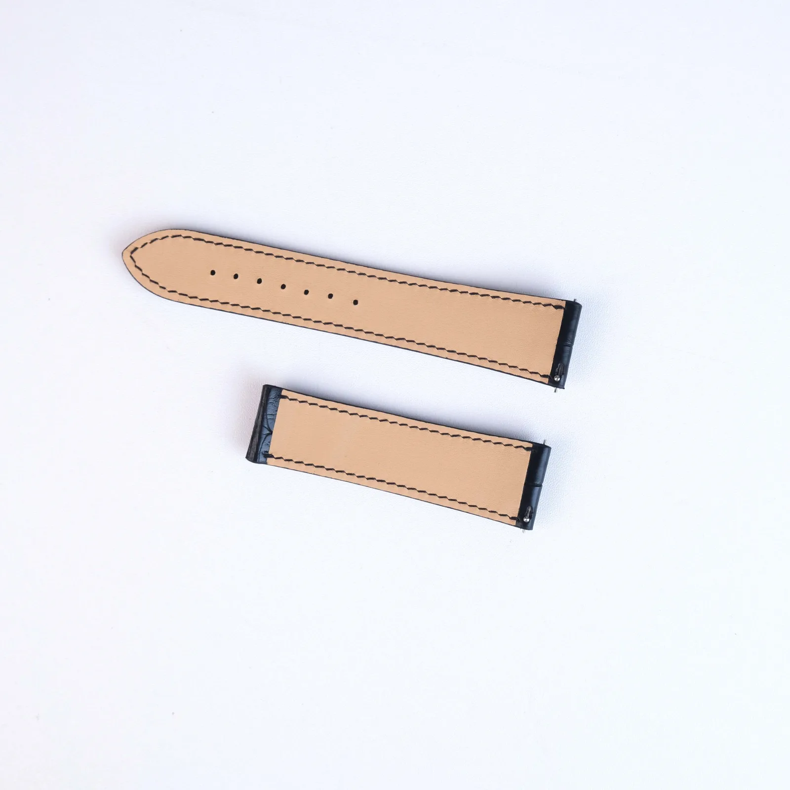 Ảnh Studio Dây đồng hồ da cá sấu màu đen - Koi Leather