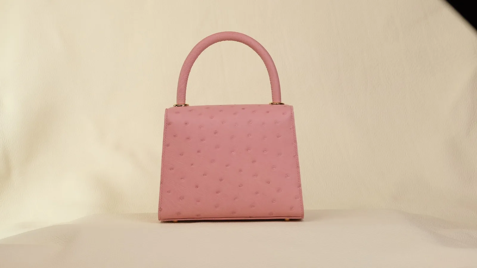 Ảnh Studio Túi Neo da đà điểu màu hồng khóa vàng - Koi Leather