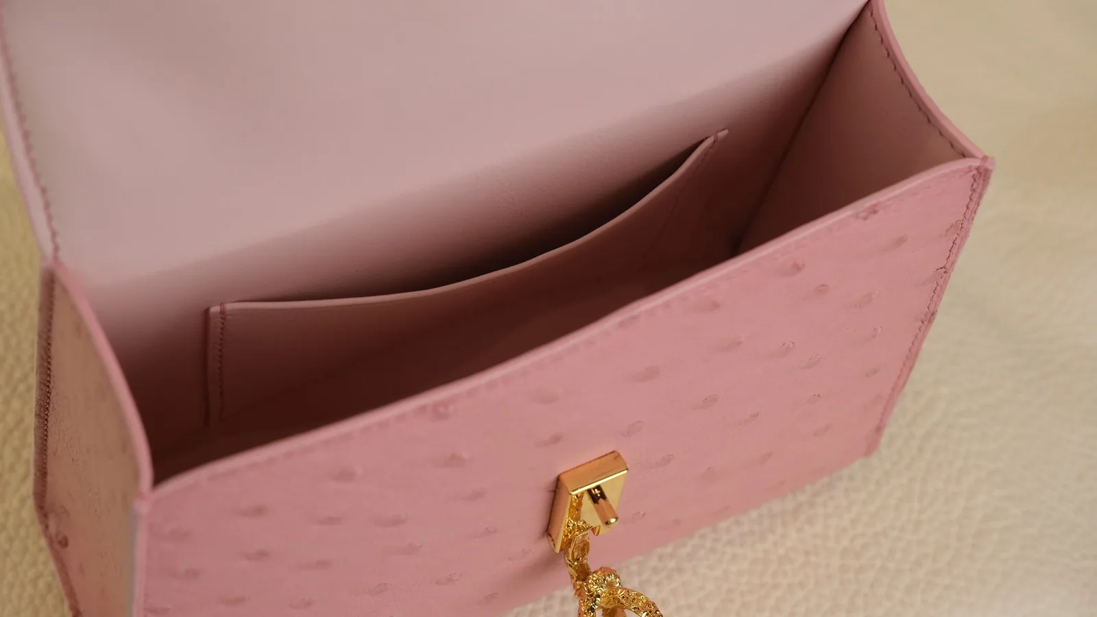 Ảnh Studio Túi Neo da đà điểu màu hồng khóa vàng - Koi Leather