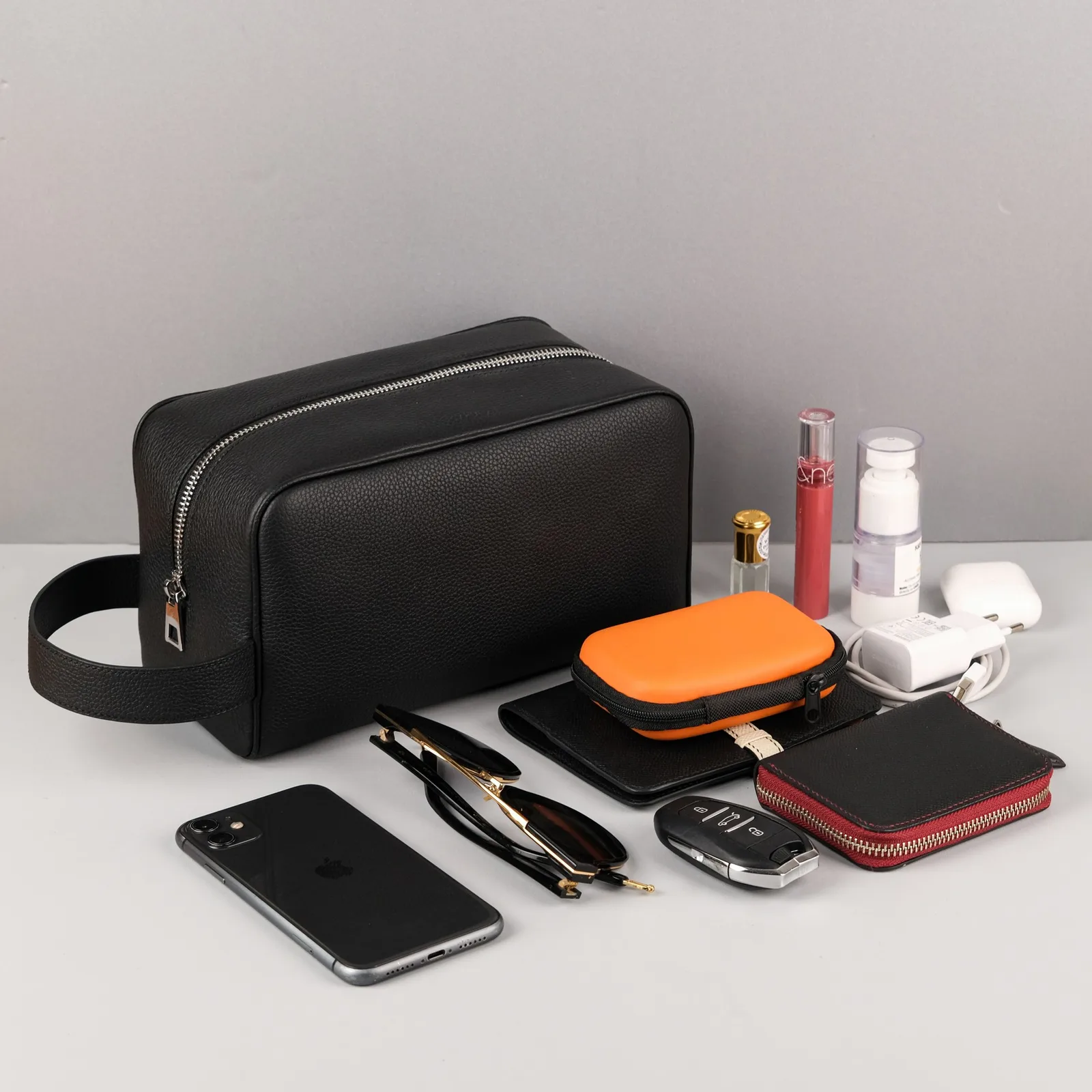 Ảnh Lifestyle Túi dopp kit da bò vân hạt màu đen quai cầm hông - Koi Leather