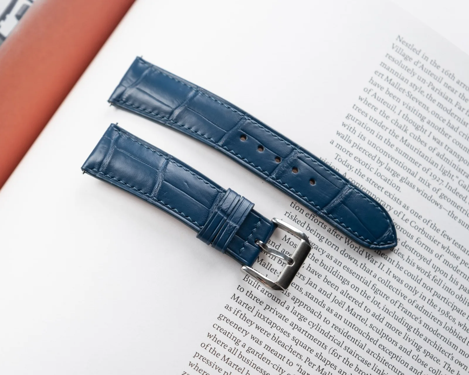 Ảnh Lifestyle Dây đồng hồ da cá sấu màu xanh peacock - Koi Leather