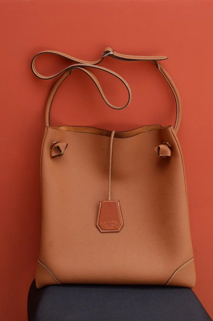 Ảnh Studio Túi tote đeo chéo da Epsom màu Gold - Koi Leather