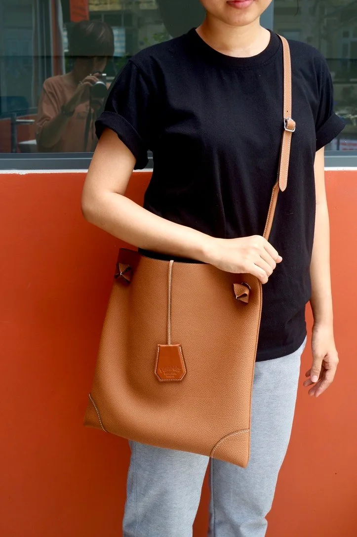 Ảnh Lifestyle Túi tote đeo chéo da Epsom màu Gold - Koi Leather