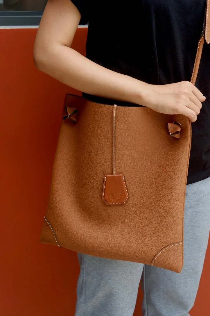 Ảnh Lifestyle Túi tote đeo chéo da Epsom màu Gold - Koi Leather